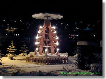 Ortspyramide in Rittersgrün (Dez. 2001)